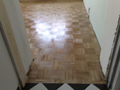 Podlaha po nalakování druhé vrstvy, detail bez přechodu